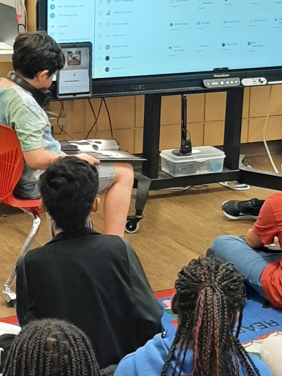 MsSarahWorden's tweet photo. 5th grade reading Creepy Carrots. @LAsunflower9 #passfirstshootsecond https://t.co/yQDEsHKXEr