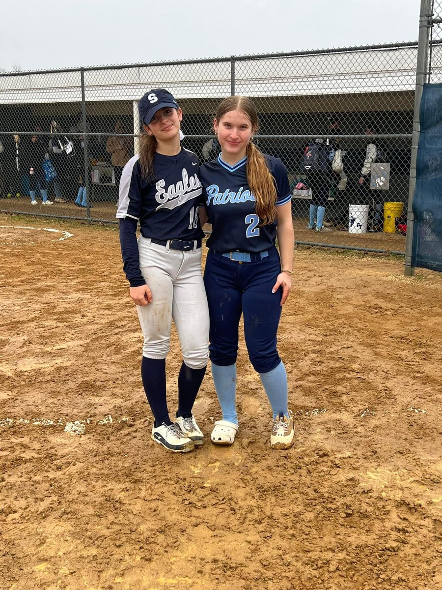 Love when our teammates meet up on the high school field 🥎💙@NoraSarcone2027 and @GraceGrimaldi27