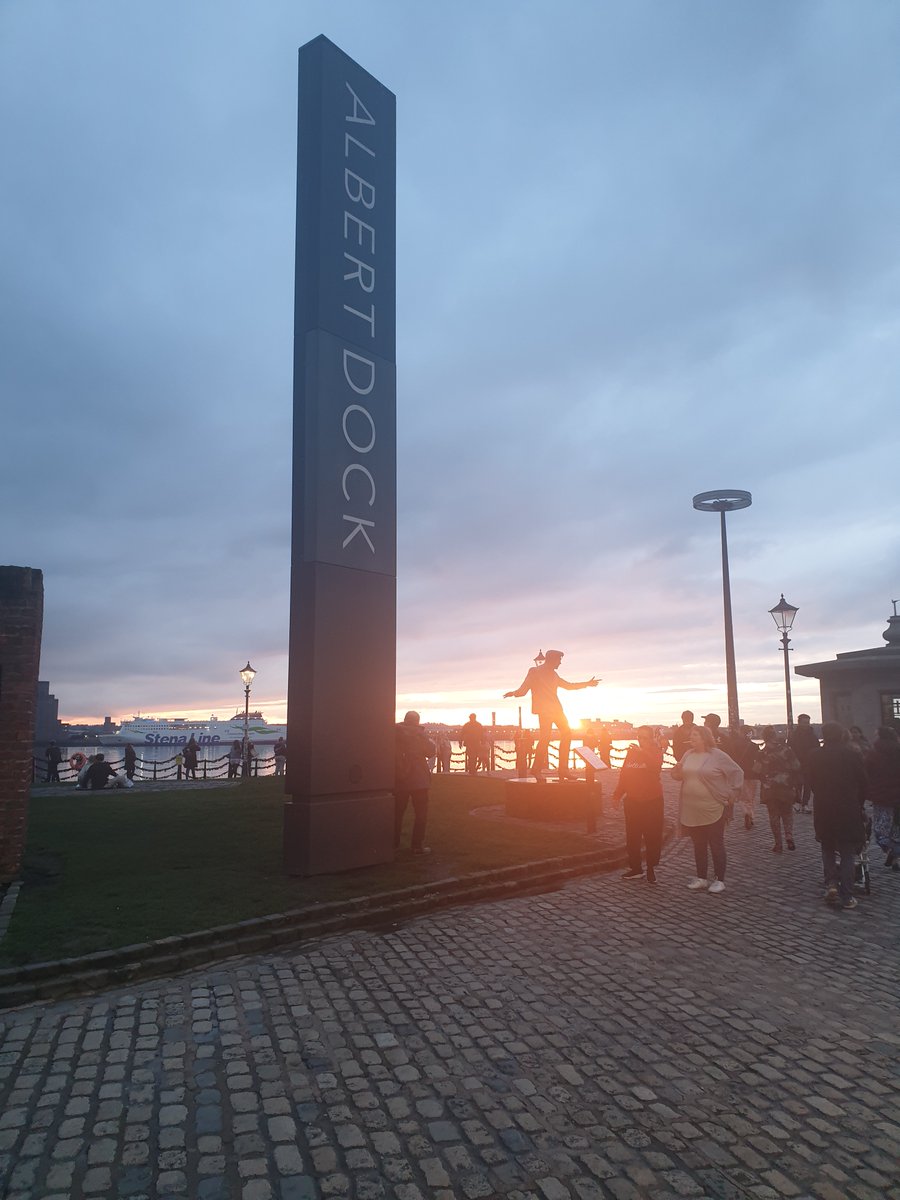 Foot patrol around the waterfront, on nights like these, is a privilege. We are available if you need a photograph taking, rather than handing your phone to a stranger 📸 #liverpoolcitycentre #merseysidepolice #albertdock