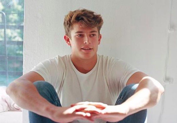 koralinadean's tweet photo. Netflix has opted to adapt Elle Kennedy's ‘Off Campus’ book series into a TV show.

The college romance will emulate ‘Bridgerton’ focusing on a new couple every season - starting with Brian Altemus as Garrett Graham and Addison Rae as Hannah Wells.
(https://t.co/q9RXwx3DVr…) https://t.co/BYDhuy9XV2