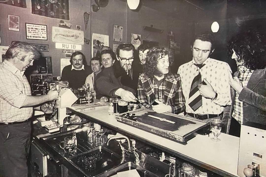 LostGlasgow's tweet photo. Slade's Noddy Holder and Don Powell in Glasgow's Arlington Bar, in 1975, while promoting their film, In Flame. https://t.co/RqyOmO7vgG