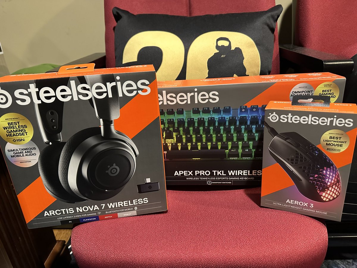 Some of my stuff broke while moving recently, so this care package from @SteelSeries is beyond clutch 🙏🏼🔥