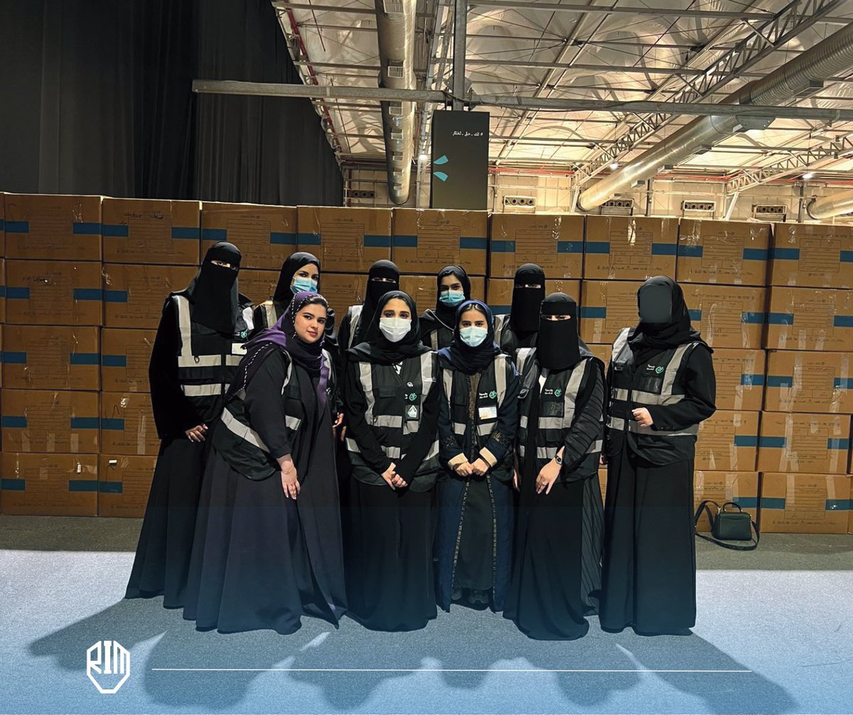 ImamuInsurance's tweet photo. قال تعالى {فَمَنْ تَطَوَّعَ خَيْرًا فَهُوَ خَيْرٌ لَهُ}

 في روح التطوع والعطاء، شـارك طالبات نادي الت��مين وإدارة المخاطر في مبادرة ��طوعية مع #جمعية_كسوة_فرح، في النسخة الحادية عشر تحت مسمى #لك_حق_تختار✨ https://t.co/RgbkC1XlI6