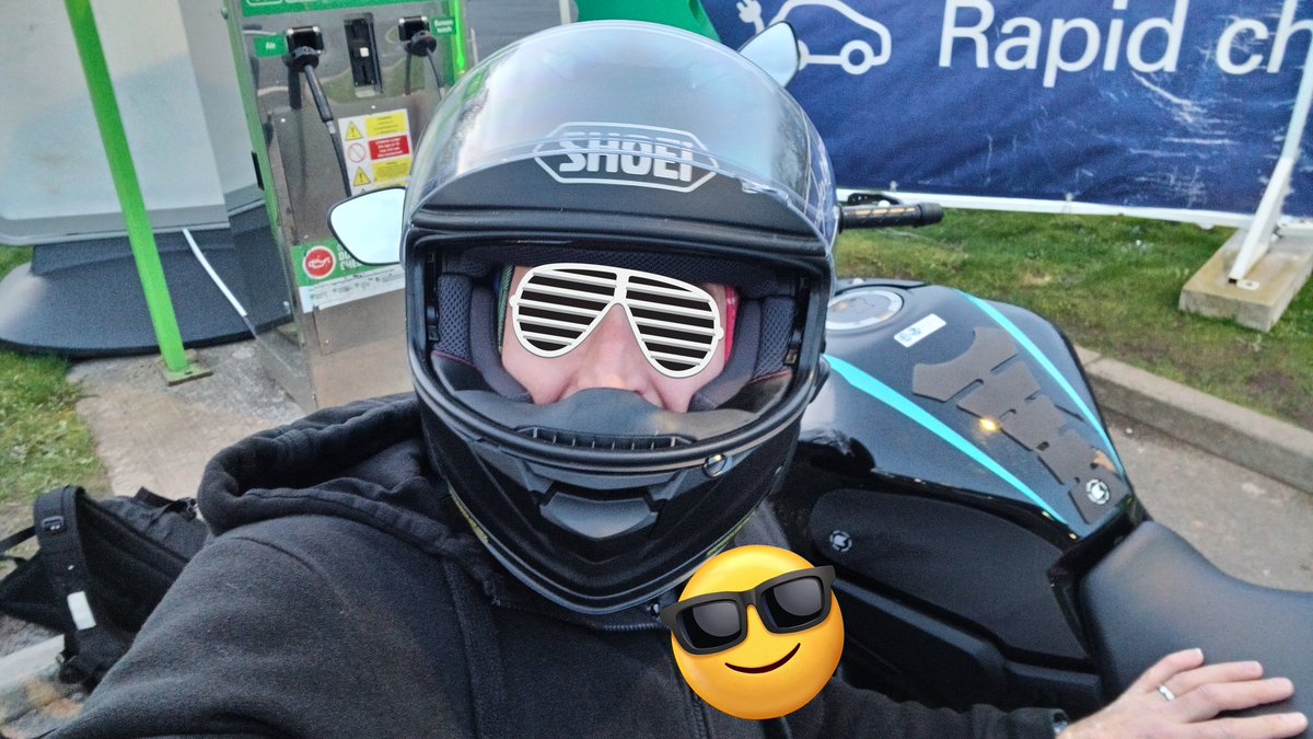 First ever trackday...what a fantastic experience, massive learning experience, huge mental overload, bags of fun and a huge learning tool away from the roads. Finally did something id be waiting years to find the courage to do 🤘🤘