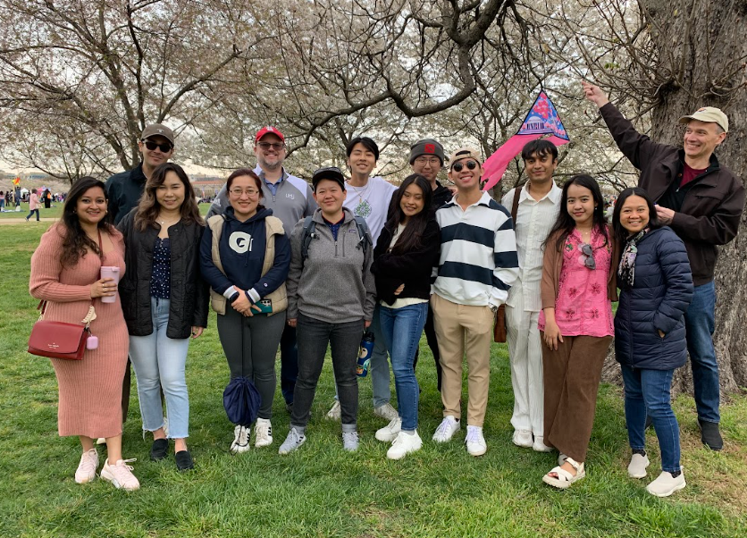 With the cherry blossoms blooming on the National Mall, alumni from the East-West Center in Washington gathered for a spring picnic🌸 Thank you to all who joined us!