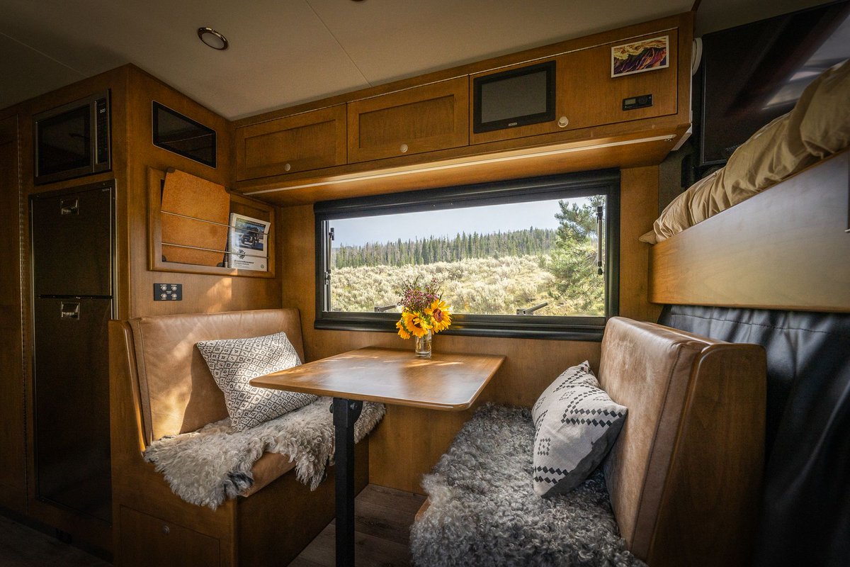 The Breckenridge, our most popular LTi floorplan, features a driver-side dinette perfect for dining with a view. Additionally, the dinette can convert to a 6' bed, adding extra sleeping space when needed 🛌