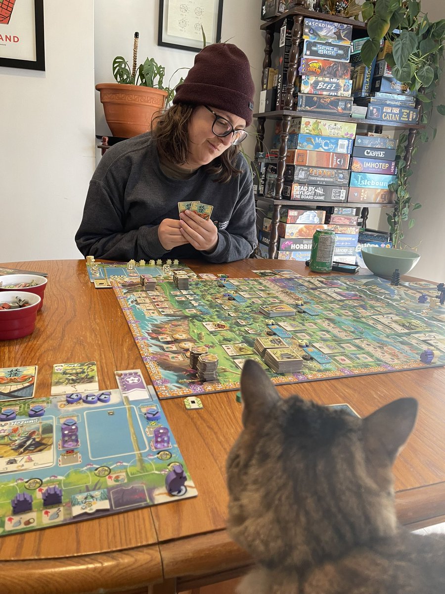 Miranda vs the Cat. We’re playing Bitoku today! Who are you rooting for? @devirgames @mirandavliet #boardgames