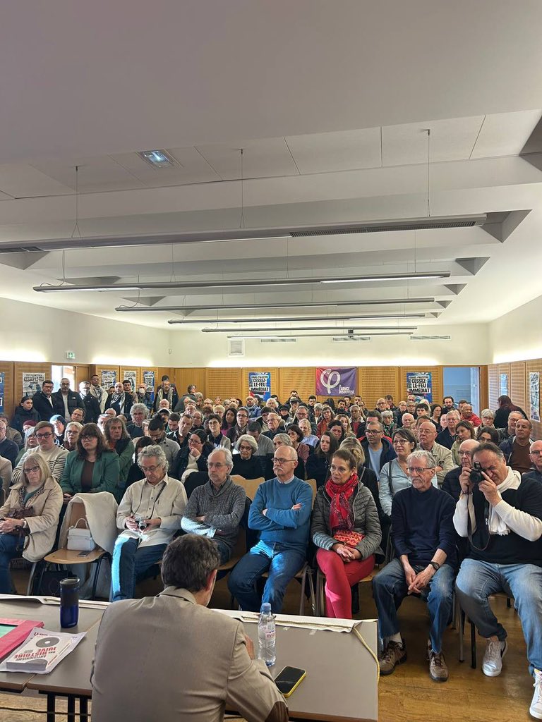 Portes_Thomas's tweet photo. Énorme mobilisation ce soir à Saint-Pierre-des-Corps. Plus de 150 personnes réunies en soutien du peuple palestinien massacré par l’armée israélienne. Nous refusons d’être complice du génocide. La France doit agir pour un cessez-le-feu permanent. Stoppons le massacre ! https://t.co/uoW8fr8CVE