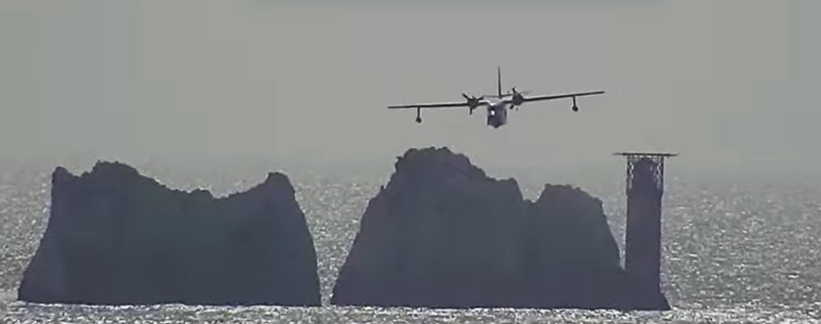 ColinMBaxter's tweet photo. Not what you expect to see on an @Isleofwight #Isleofwight #webcam .#GrumannAlbertross #seaplane at #Colwellbay #needleslighthouse https://t.co/GKlRZSWpq7