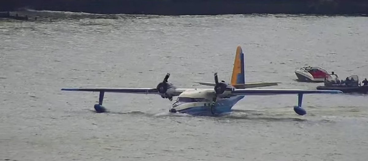 ColinMBaxter's tweet photo. Not what you expect to see on an @Isleofwight #Isleofwight #webcam .#GrumannAlbertross #seaplane at #Colwellbay #needleslighthouse https://t.co/GKlRZSWpq7