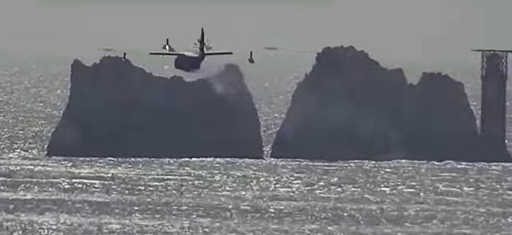 ColinMBaxter's tweet photo. Not what you expect to see on an @Isleofwight #Isleofwight #webcam .#GrumannAlbertross #seaplane at #Colwellbay #needleslighthouse https://t.co/GKlRZSWpq7