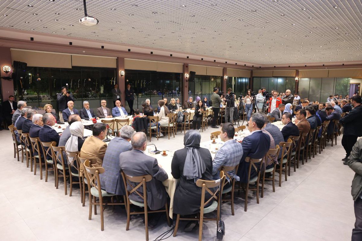 ciftcibnymn's tweet photo. İl başkanımız, milletvekillerimiz, MKYK üyelerimiz, büyükşehir belediye başkanımız, il kadın ve ilçe  kadın kolları başkanlarımız il ve ilçe gençlik kolları başkanlarımız, ilçe başkanlarımız ve ilçe belediye başkanlarımız ile birlikte 31 Mart seçimleri hakkında istişare ve değerlendirmelerde bulunduk.