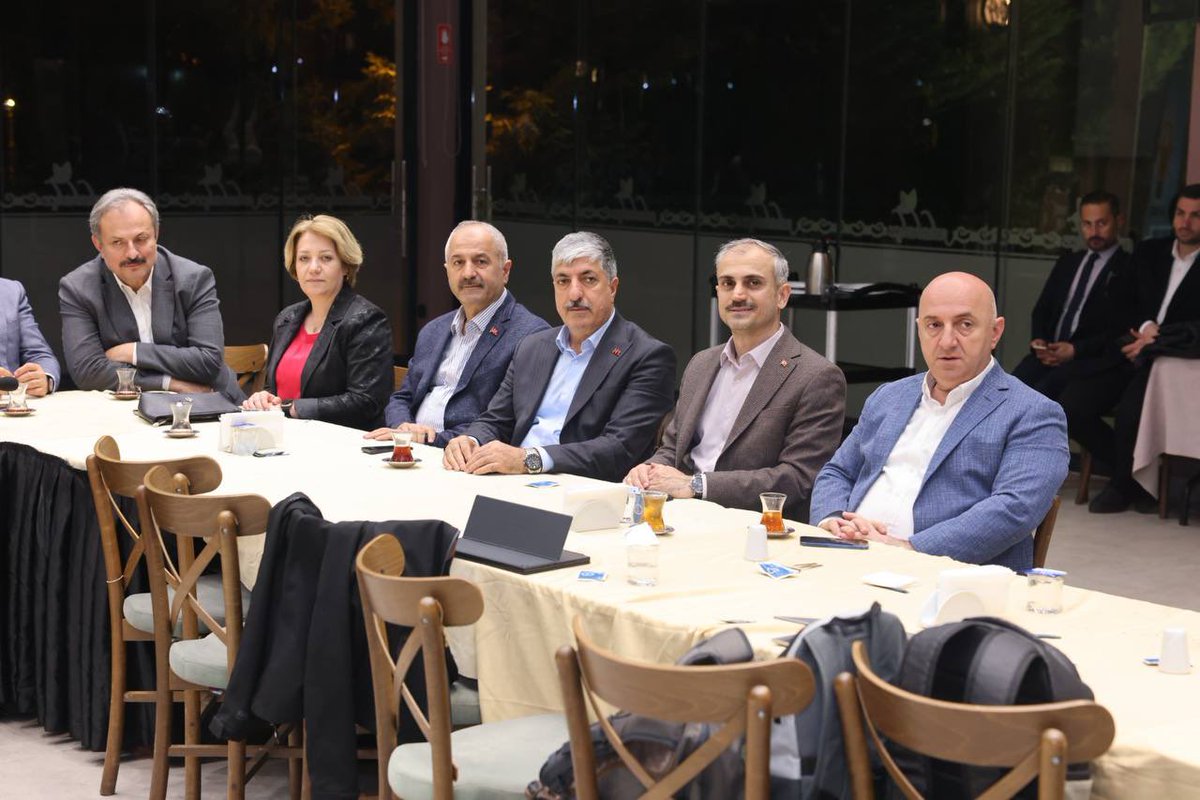 ciftcibnymn's tweet photo. İl başkanımız, milletvekillerimiz, MKYK üyelerimiz, büyükşehir belediye başkanımız, il kadın ve ilçe  kadın kolları başkanlarımız il ve ilçe gençlik kolları başkanlarımız, ilçe başkanlarımız ve ilçe belediye başkanlarımız ile birlikte 31 Mart seçimleri hakkında istişare ve değerlendirmelerde bulunduk.