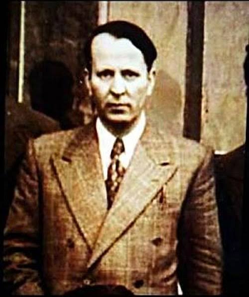 "Siz Kürtçülük yapacaksınız; ayrı dil, ayrı radyo, ayrı basın isteyeceksiniz, devlet kurmak için gizli toplantılar düzenleyeceksiniz. Barzani'yi kahraman ilân edip ona Türkiye'den silâh kaçıracaksınız, sonra bunun karşısına çıkana deli diyeceksiniz!" 

- Atsız (Ötüken,1967)