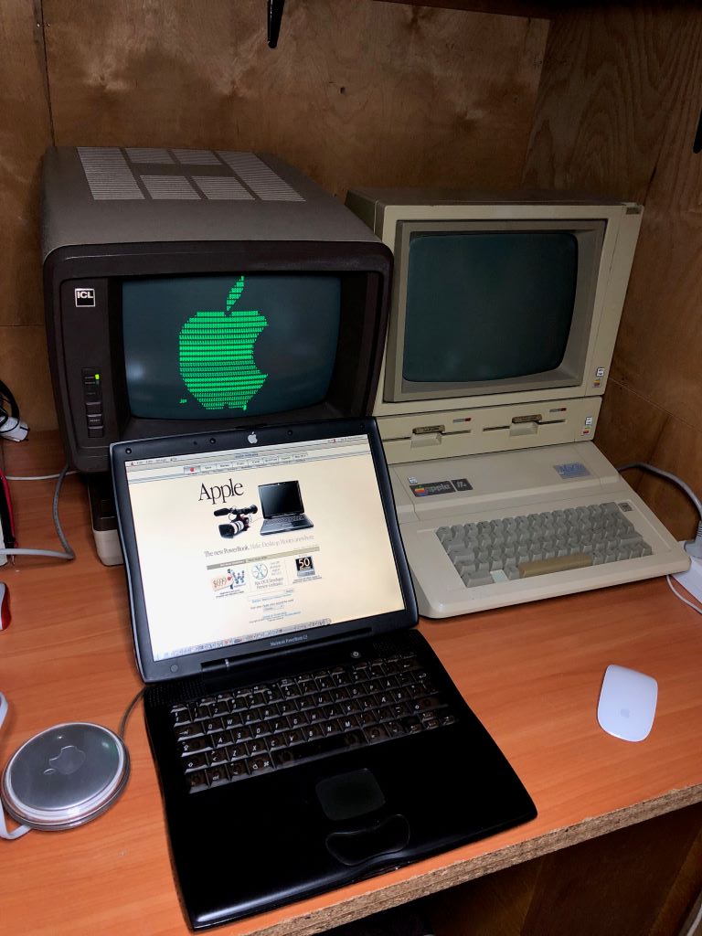 1976. gada 1. aprīlī Stīvs Džobs ar Stīvu Vozņaku joku dienā nodibināja kompāniju. Diezgan izdevies joks daudzu gadu garumā. Priekā.