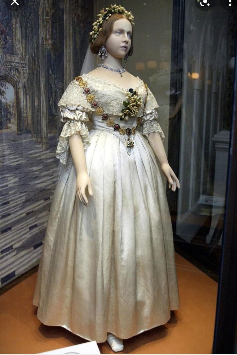 An iconic and history-changing wedding dress... but who did it belong to? 👰

#history #weddings #weddingdresses #fashionhistory