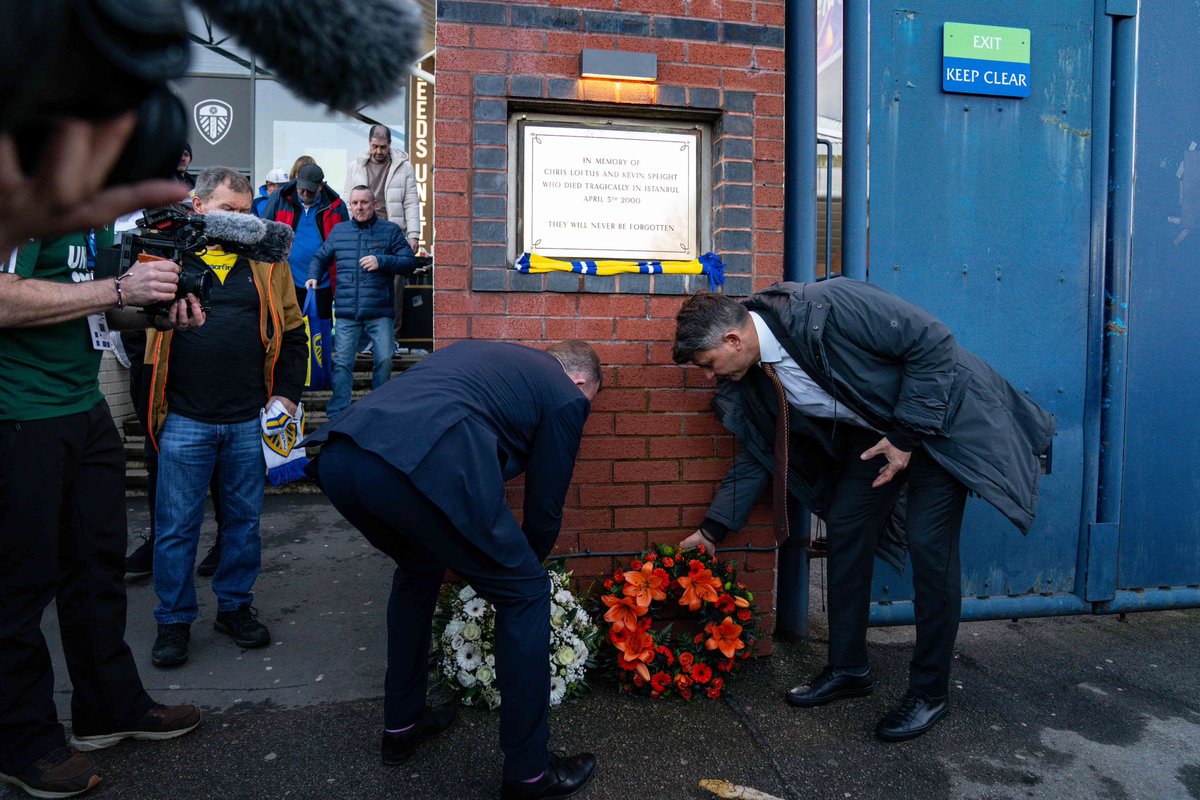 Hull City’s vice-chairman Tan Kesler laying wreaths to remember Leeds fans Christoper Loftus and Kevin Speight who passed away in Turkey 24 year ago this week. A class touch #hcafc #lufc