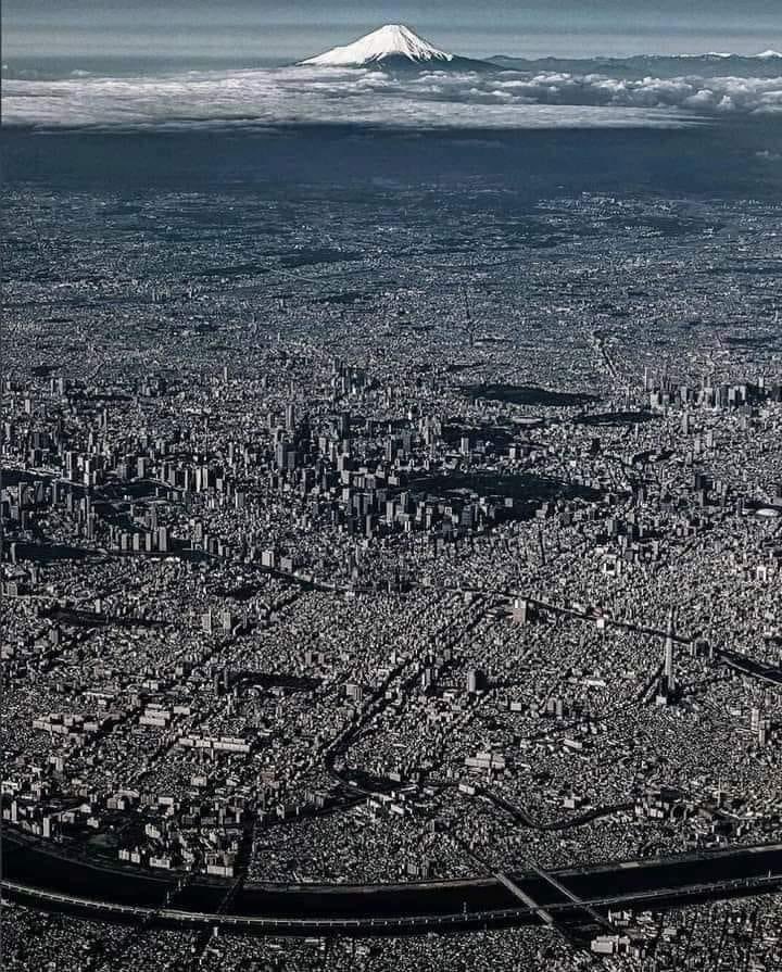 Así se ve Tokio, la ciudad más poblada del mundo (con más de 38 millones de habitantes en su área metropolitana) y al fondo el Monte Fuji. 📸
