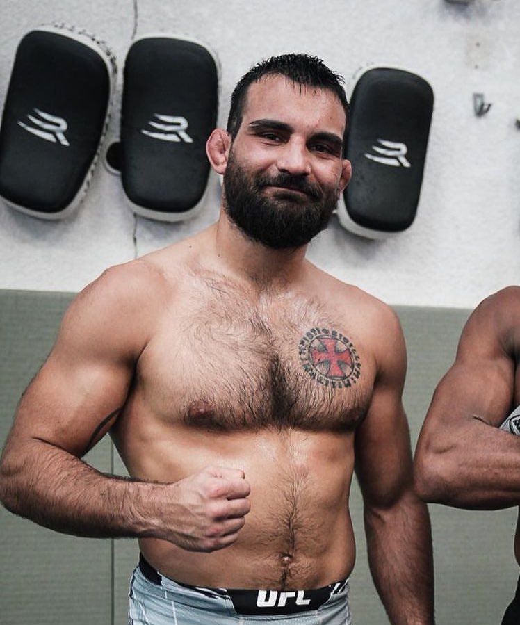 lamelee_mma's tweet photo. 🟠🗞️| L’avis de Benoît Saint-Denis (à chaud) concernant l’issue du combat Doumbé vs Baki :

« C’est le pire truc qui pouvait arriver pour le MMA Français. Doumbé ne peut pas arrêter le combat quand il veut. Il a fait plusieurs signes à l’arbitre alors qu’il lui disait de continuer et qu’il ne pouvait pas arrêter le combat. […] Tu ne peux pas dire « j’ai mal au cul » arrêter le combat et que l’autre vienne vérifier le cul, c’est pas comme ça que ça marche. »

(Via @RMCSportCombat)