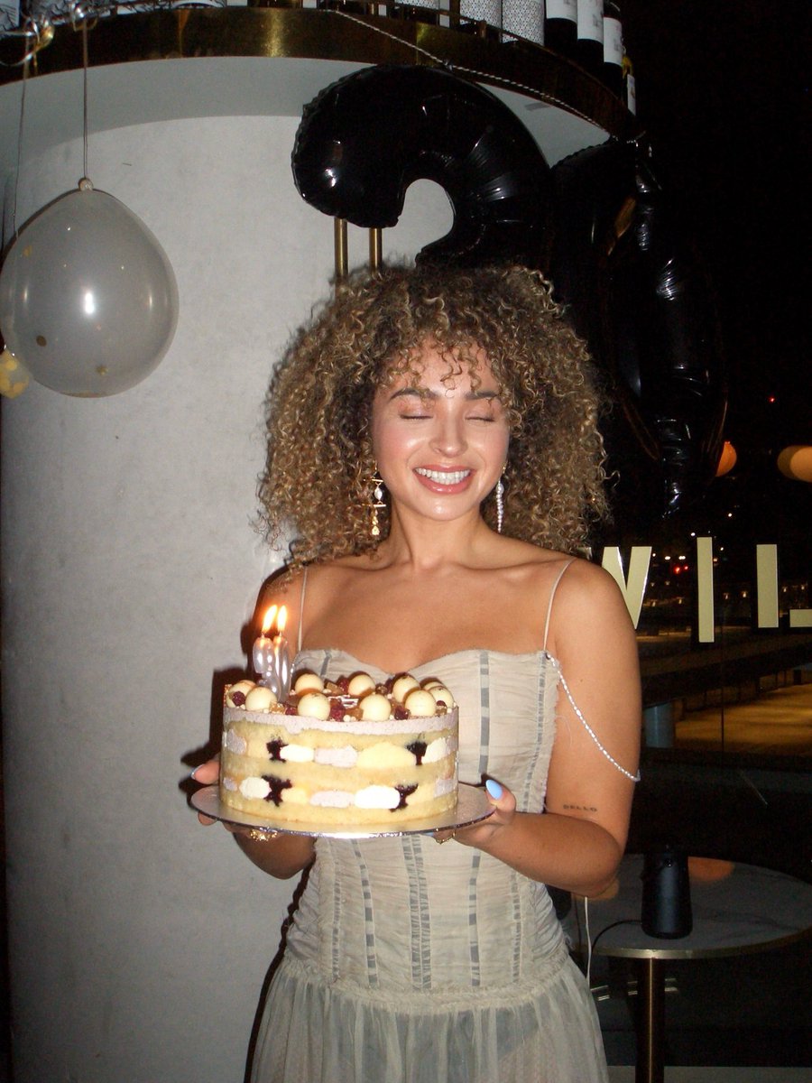 ella eyre tweet media
