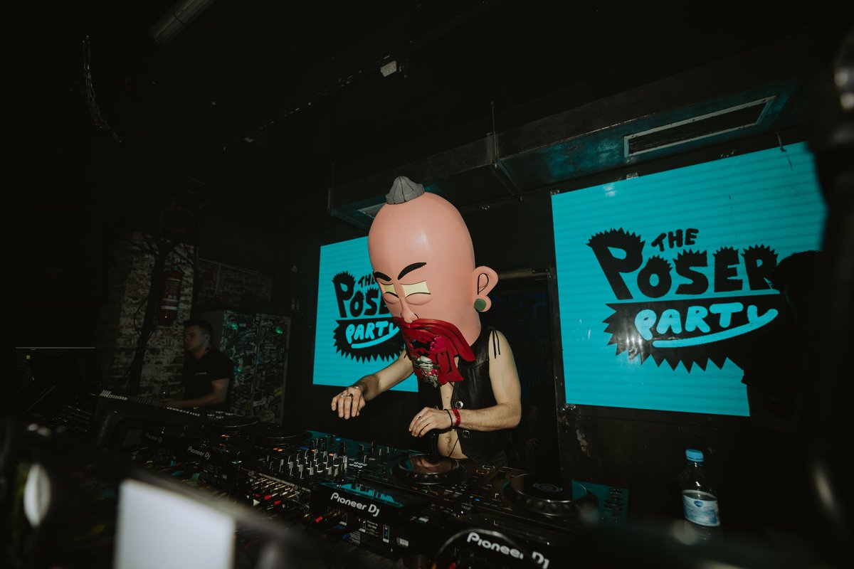 theposerparty's tweet photo. jimmy @ work https://t.co/d0nsnEyiAs