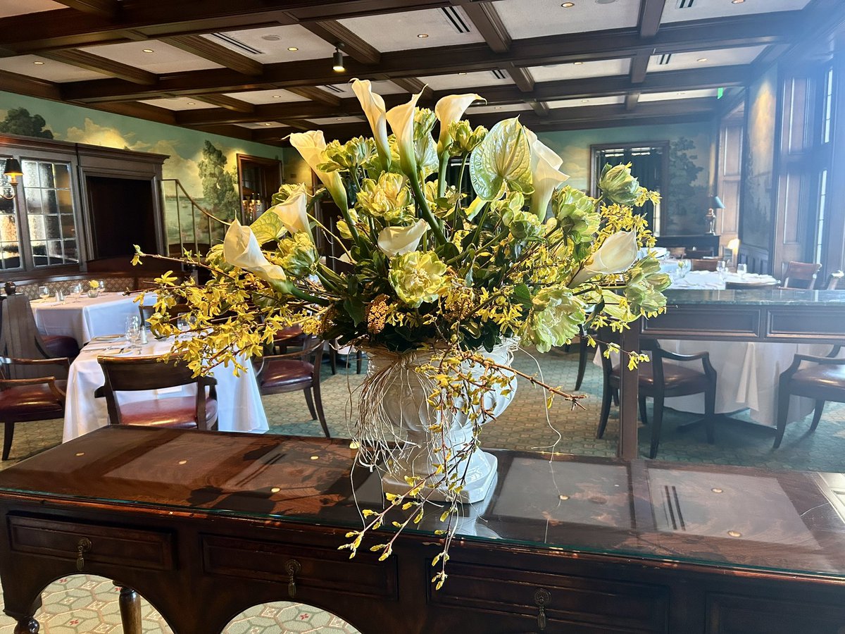 fleur_de_CCD's tweet photo. CCD had a beautiful display of Easter flowers for the holiday.  Fabulous work Antoinette Maggio!!! https://t.co/mniDW0idue
