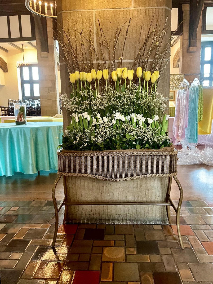 fleur_de_CCD's tweet photo. CCD had a beautiful display of Easter flowers for the holiday.  Fabulous work Antoinette Maggio!!! https://t.co/mniDW0idue