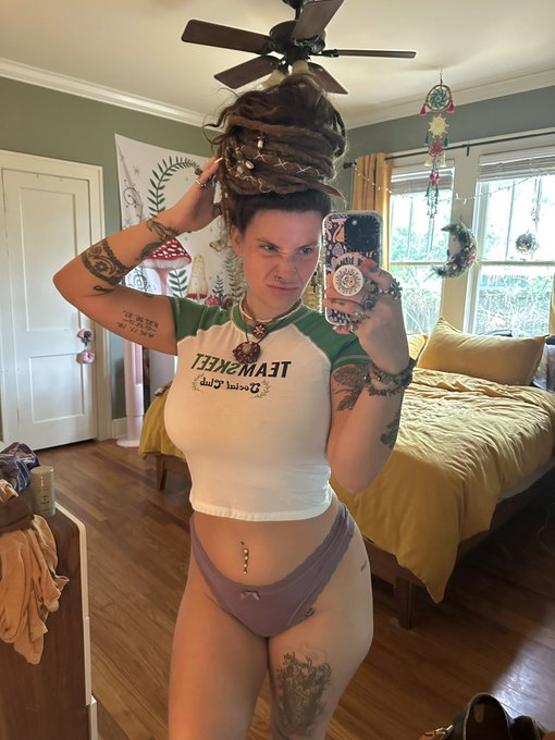 1 pic. shoutout to @TeamSkeet for my new favorite shirt 💚✨ https://t.co/4jsclwumE2<a class="tags" href="/tag/teamskeet">@teamskeet</a>