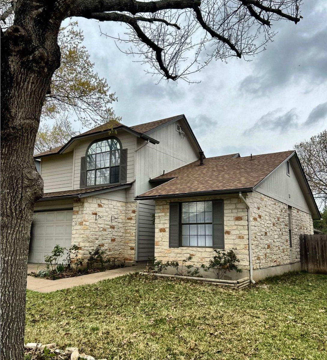 C2CRoofs's tweet image. Another successful roof replacement completed! 🏡✨ Our team worked hard to give this home a fresh new look and added protection. Contact us today for all your roofing needs!  888-315-0169 #roofreplacements #c2croofs #austincontractor #austinroofing
