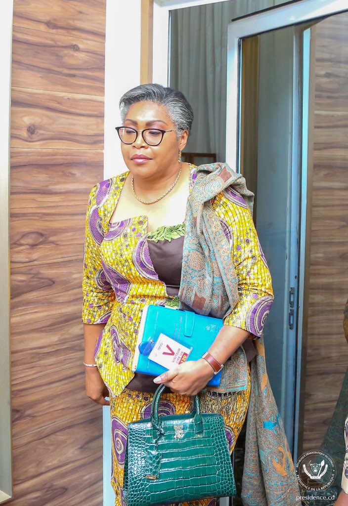 elie_kashama's tweet image. Dans les jours qui viennent naîtront des choses comme : 
#DJS : Dynamique Judith Suminwa
#GJS : Génération Judith Suminwa 
#AJST : Les Amis de Judith Suminwa 
Tuluka
#CJS : Club Judith Sumwa! 
#RJS : Regroupement autour de Judith Suminwa

On se connaît bien 😅😁😁 !! 🇨🇩