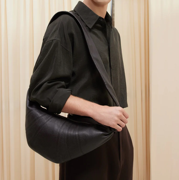 Lemaire 2024 #르메르크루아상백  미디엄 다크초코 (남녀공용) (출처 : 스마트스토어 > 원더걸 구매대행 | 네이버 스마트스토어) naver.me/5fPfL57A