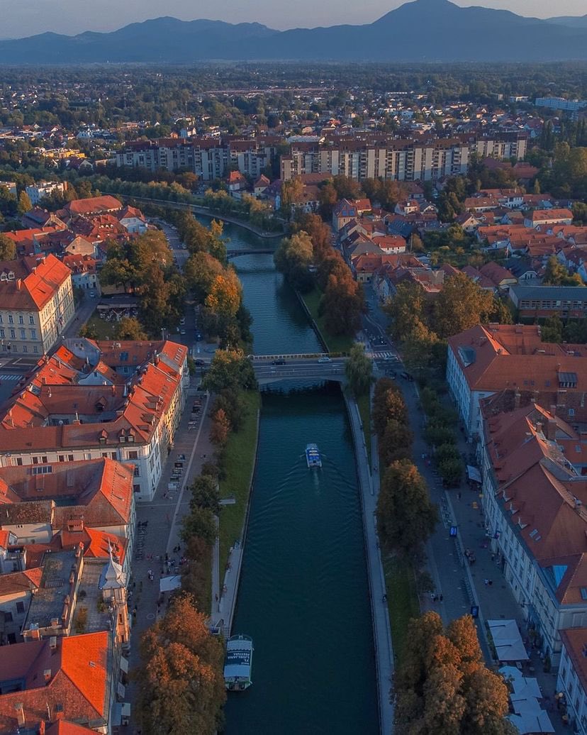 archi_tradition's tweet photo. 📍Ljubljana, Slovenia 

Ljubljana is celebrated as one of Europe’s safest cities due to its low crime rate, effective and community-focused policing, strong sense of community engagement, and well-planned urban spaces that prioritize safety.

📸: Giannis Almpanis https://t.co/BEHDe53meZ