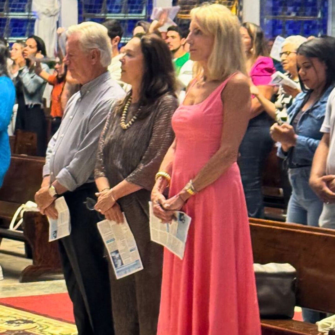 Ontem, 31/03, participei da missa de Páscoa no Santuário Dom Bosco em Brasília. Seus vitrais em tons de azul e seu lustre central tornaram ainda mais bela a celebração de vida, ressurreição e renovação.