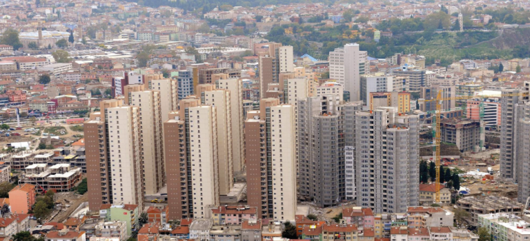 hazır belediyeyi almışken şu iğrenç binaları da yıksanız keşke