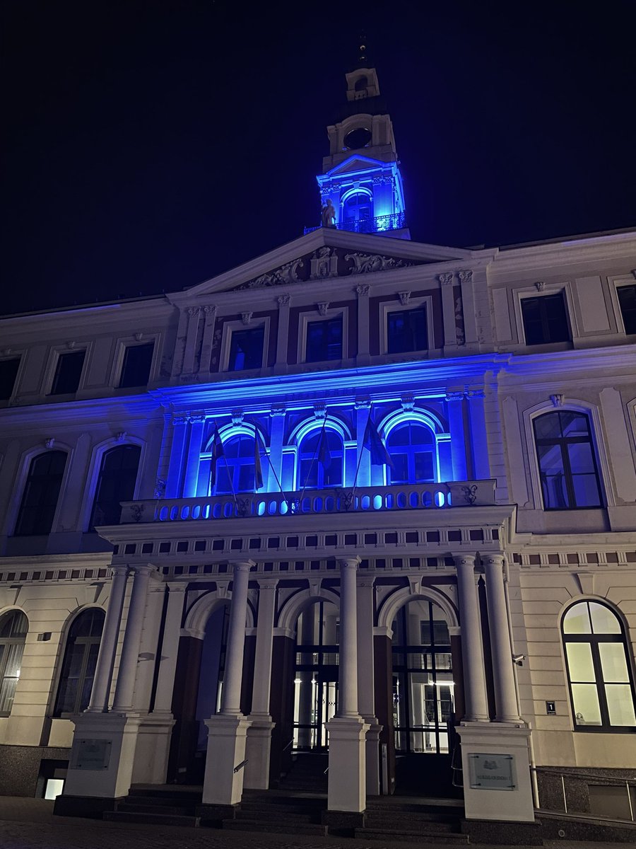 Le 1 avril, le #AviationRoyaleCanadienne a 100 ans! Merci à @RigasDome pour l’illumination en bleu, en célébrant cet anniversaire avec des villes à travers le monde. 🇨🇦et 🇱🇻, des alliés et amis #100eARC