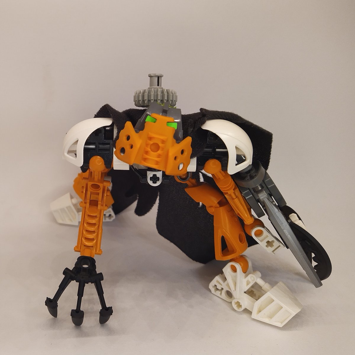 Nexusnui's tweet photo. This being is the Toa of time. He has been alive for a long time, wich has taken a toll on his body and mind. The memory of his own name has faded from his mind...
#toa #time #legobuild #moc #legomoc
#lego #bricknetwork #kanohi
#afol #build #bionicle #constraction #bioniclemoc https://t.co/4Fdx24c6Vz