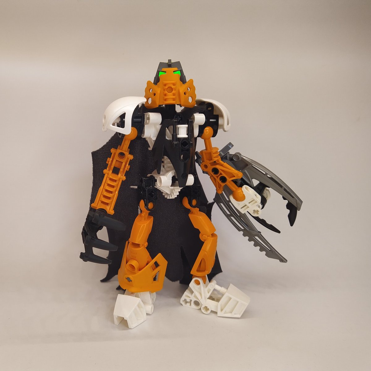 Nexusnui's tweet photo. This being is the Toa of time. He has been alive for a long time, wich has taken a toll on his body and mind. The memory of his own name has faded from his mind...
#toa #time #legobuild #moc #legomoc
#lego #bricknetwork #kanohi
#afol #build #bionicle #constraction #bioniclemoc https://t.co/4Fdx24c6Vz
