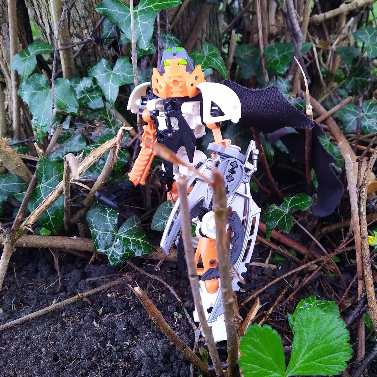 Nexusnui's tweet photo. This being is the Toa of time. He has been alive for a long time, wich has taken a toll on his body and mind. The memory of his own name has faded from his mind...
#toa #time #legobuild #moc #legomoc
#lego #bricknetwork #kanohi
#afol #build #bionicle #constraction #bioniclemoc https://t.co/4Fdx24c6Vz