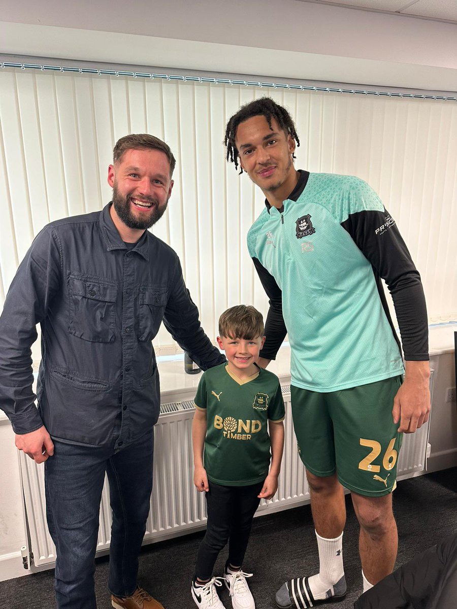 Shit game today but massive shout out to @AshPhillips05_ today. Took the time and day after that loss to talk to me and my boy and having a photo after the game 💚 Means soo much for us both being Spurs fans too! #pafc #Thfc