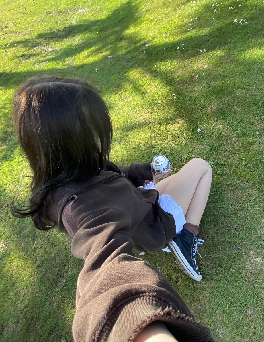 diorraindrop's tweet photo. making daisy chains and drinking buzzball while bf golfs https://t.co/eSY2yVqBlD