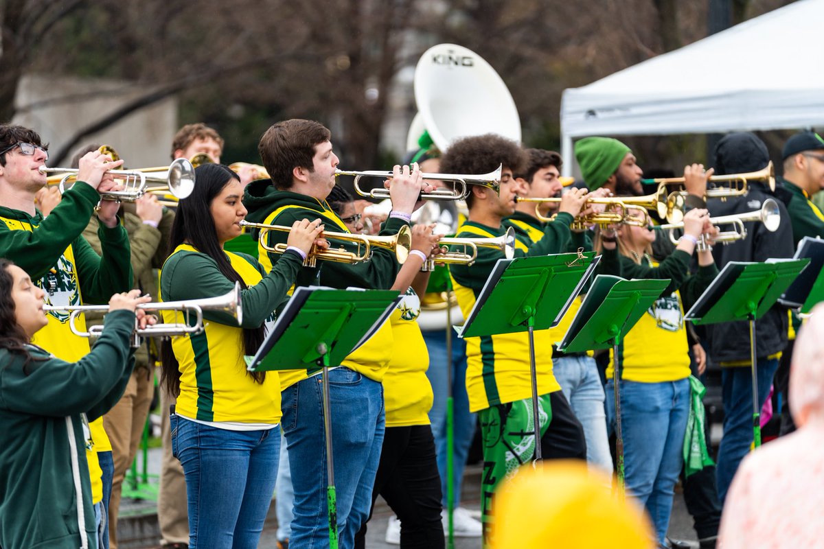 gmugreenmachine's tweet photo. The Green Machine had another amazing year at the White House Easter Egg Roll!  Even in the rain, we still managed to make it rock ⚡️💚💛🎶

Photos by Joshua Cruse &amp; Nathaniel Henry / Green Machine Ensembles https://t.co/9x7zN1P0ia