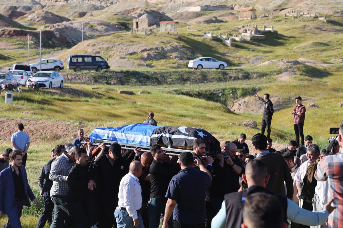 resatmuhtaroglu's tweet image. “Yas tutsun ırmaklar, yas tutsun dağlar
Seni nasıl... nasıl unutsun dağlar?”

Irak Türkleri, Bayat boyu beylerini sonsuzluğa uğurladı.

Siyah beyaz Türkmeneli bayrağını aklınıza kazıyın.

Bayatların dirilişidir bu…