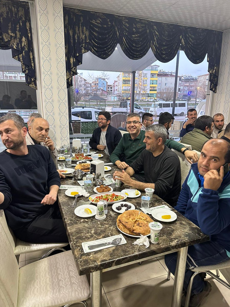 En zor zamanlarda Haber İş Sendikamızı bir an olsun yalnız bırakmayan Beyşehir Telekom çalışanları arkadaşlarımla iftarda buluştuk Türkiyenin her yerinden yuvasına dönen arkadaşlarımızın müjdesini verdim bütün arkadaşlarım sımsıkı Haber İş le omuz omuza 
@VeliSolak 
@haberistr