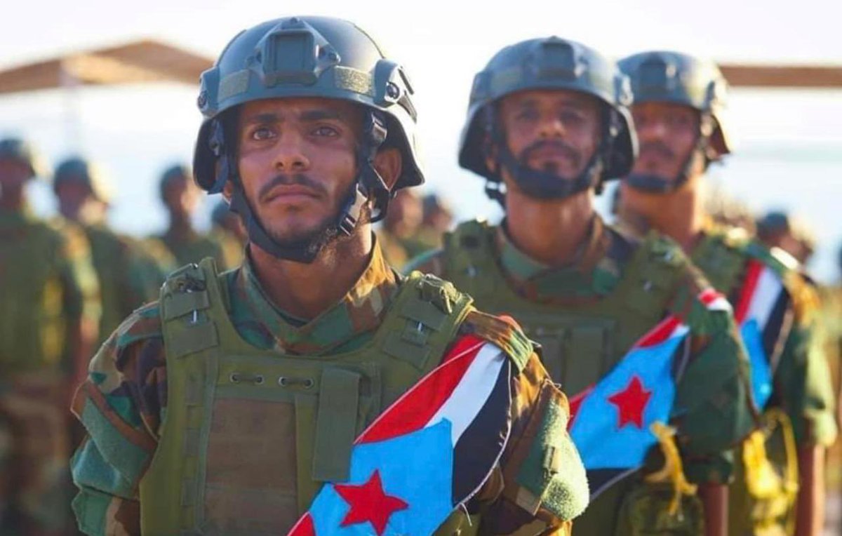 جنوبيون لادقت طبول المعركة قمنا
ولاميدانها نزحف ونوضع فيه بصمتنا

سلو ساحتها عنا سلوها عن مآثرنا
على ميزانها الساخن تُرجح دوم كفتنا

بها كمن عدو غاشم قد أتحدى وواجهنا
ودسنا بالقدم خشمه ومن ظهره تبندقنا

✍🏻محمد العامـــري 
#جبهات_الجنوب_تسحق_الحوثي