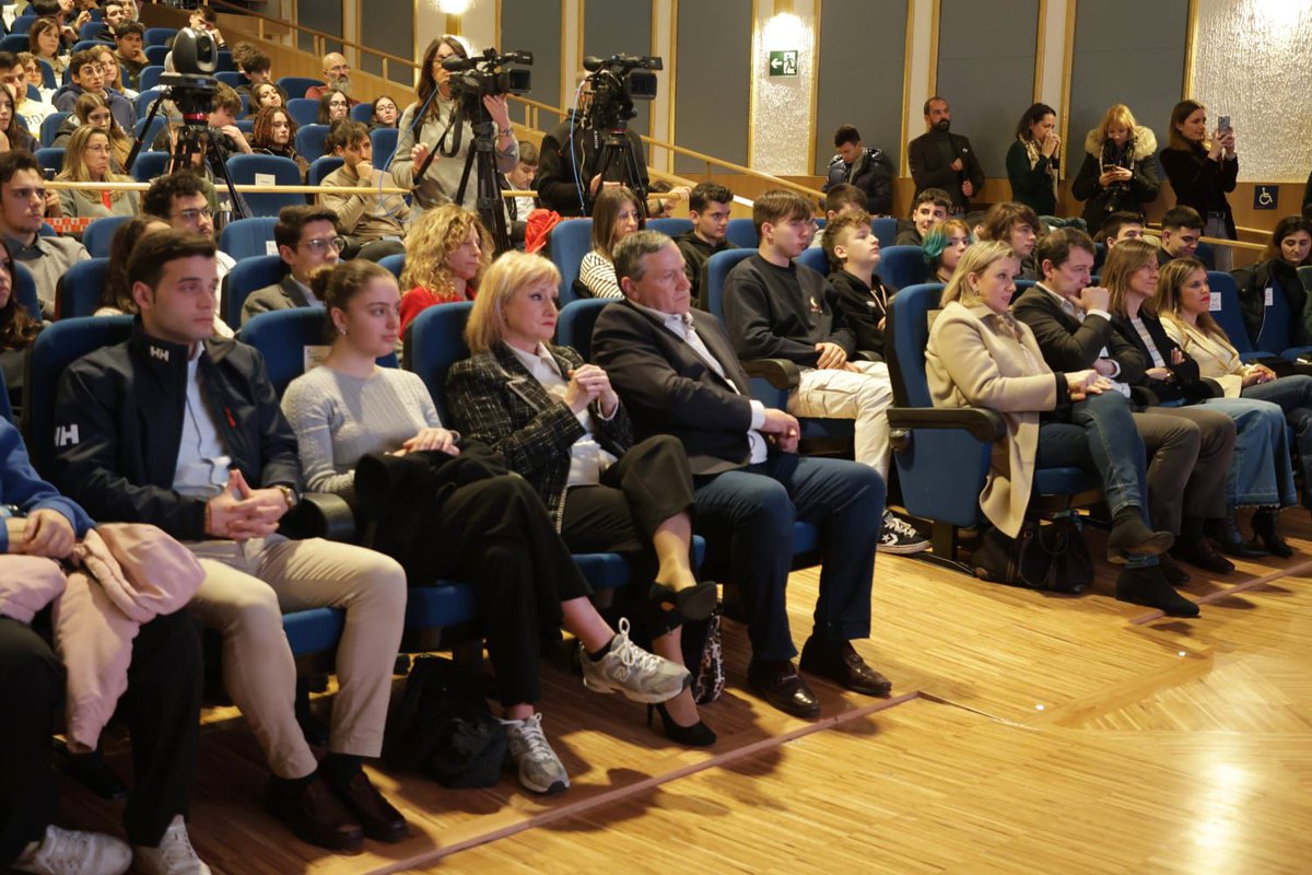 El presidente de la Diputación,Javier Faúndez y el diputado Juan Del Canto asisten a la presentación de la campaña @Junta_CyL 📲 @pausayreconecta con la presencia del presidente autonómico @alferma1
 👉🏻“Prevenir” el uso incorrecto y abusivo de Internet