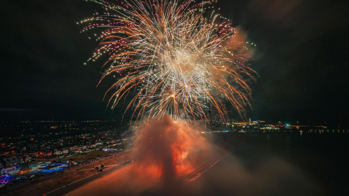 You don't want to miss out on the fireworks this WEDNESDAY at 9PM, come down and see us!💥🙌🏻✨ Details below: Wednesday 3rd April Park opens 11.00am - 9.00pm Free fireworks display at 9.00pm as the park closes 🥳 See you there!💫 #greatyarmouthpleasurebeach