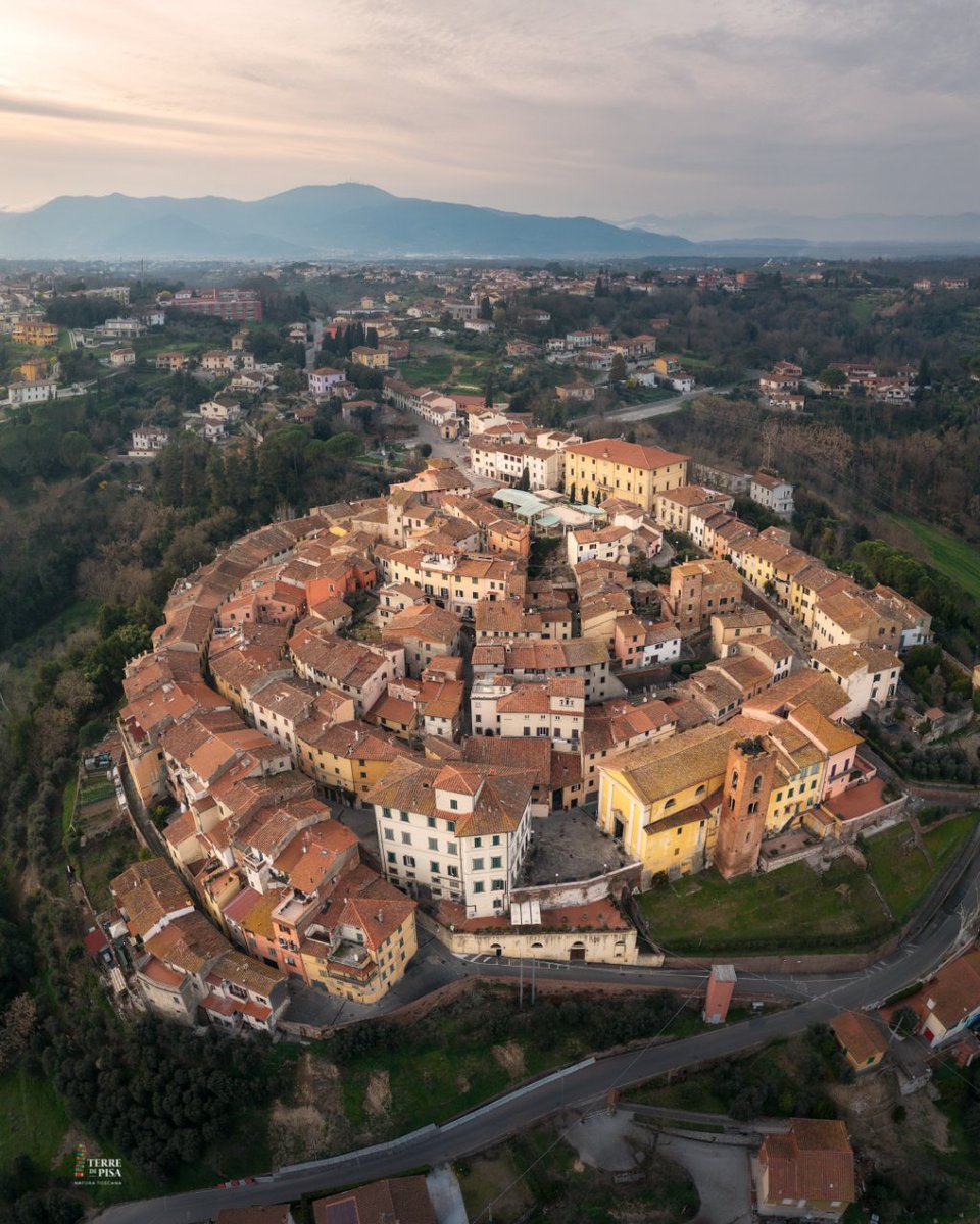 There is a village, in Terre di Pisa, that has a peculiar, spiral shape. It's Santa Maria a Monte, an enchanting place, guardian of a fascinating underground city. Here, on Easter Monday, the procession of the 'Paniere' takes place. bit.ly/S-Maria-a-Monte 📸 @gugiamba