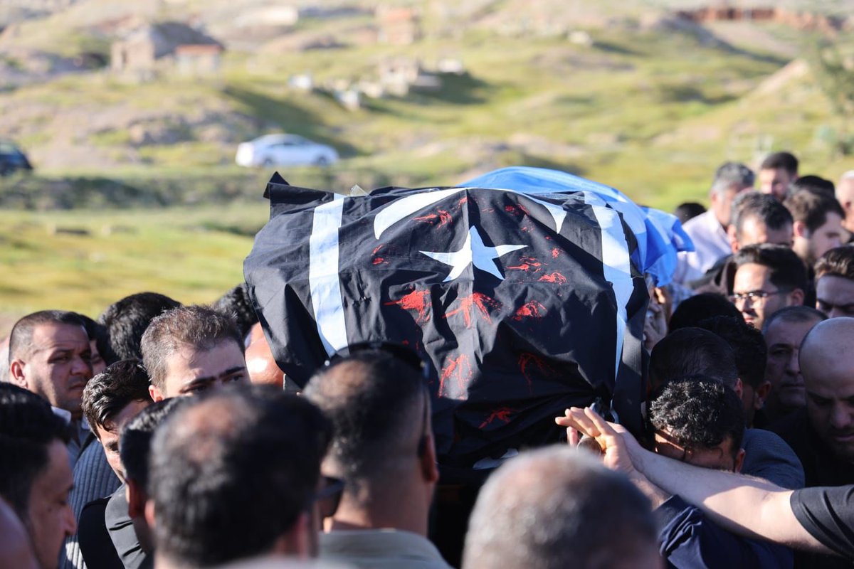 Dün PKK terör örgütü tarafından şehit edilen Bayat boyu beyi siyah sancak ile toprağa verildi. 

Siyah sancak “intikam” demektir. 
Kalk ayağa Türkmeneli!