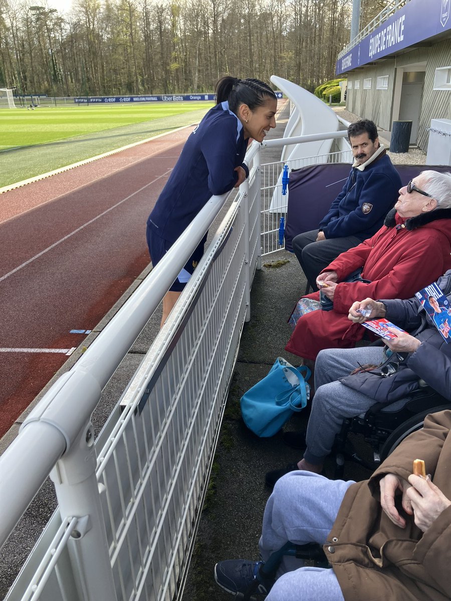 BourgetFc's tweet photo. La semaine olympique débute demain mais nous étions trop impatients.

☑️Étape 1 aujourd’hui à clairefontaine:
Entraînement @equipedefranceF avec des joueuses, élus de la ville, bénévoles du club et des résidents d’une maison de retraite!
➡️fcb intergénérationnel 
➡️fcb plaisir https://t.co/D5kIfSH0Ge
