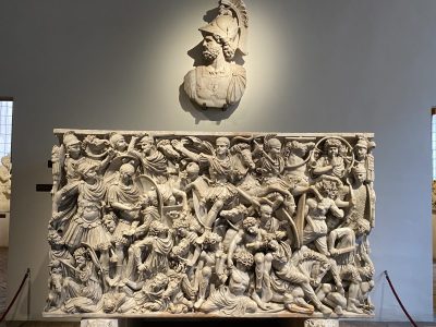 #SarcophagusSaturday the 'Great' Ludovisi sarcophagus - Rome Palazzo Altemps (AD 250–260) From the left most side of the frontal panel the battle scene begins with a Roman in full military amour charging into battle. morerome.travel.blog/2022/12/16/il-…
